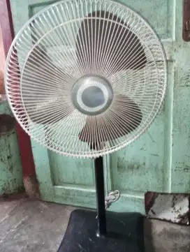 Kipas angin tinggi cosmos