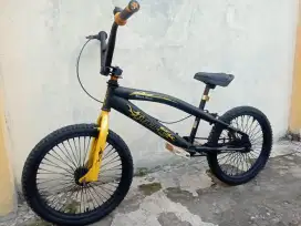 SEPEDA BMX 20 PACIFIC BLACK MAGIC.