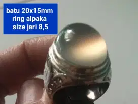 Cincin batu kalsedon anggur bergiwang