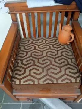 Kursi kayu antik model kotak vintage