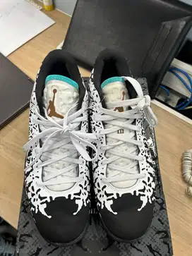 NIKE ZION 3 BNIB SIZE 44