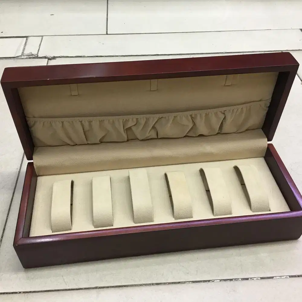 Kotak jam tangan kayu asli. isi banyak. Bahan asli kayu wood