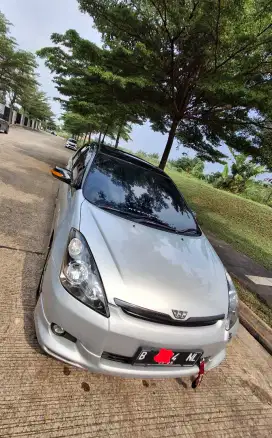 Dijual toyota wish 2005 silver 125jt nego tipis