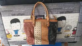Tas  khusus wanita, bahan kulit. Terlalu lama di simpan