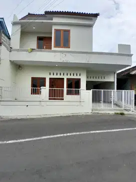 rumah 2 lantai pinggir jalan aspal jongkr belakang hotel hyatt