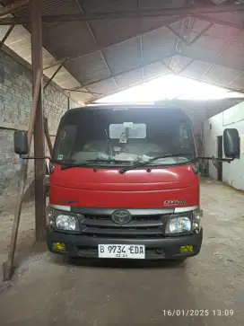 Hino Dutro diesel warna merah