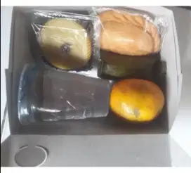 Snack Box 3 Kue Plus Air dan Jeruk