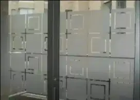 Stiker sanblas kaca film membantu melengkapi dekorasi kaca kantor