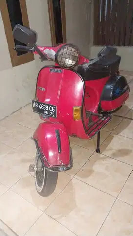 Jual motor Vespa merah tahun 1981