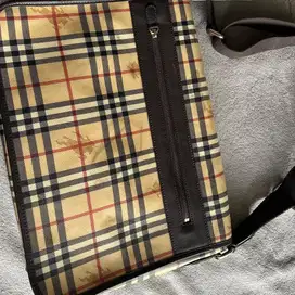 Burberry vintage sling bag