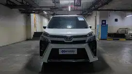 Low KM TDP 17JT Toyota Voxy 2.0 Bensin-AT Putih 2020