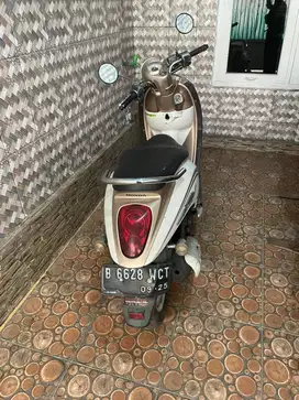 Honda scoopy putih 2010