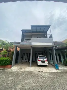 Di Jual Rumah 2 Lantai, 4 KT dan 2 KM