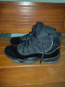 Sepatu Jordan retro 11 size 42