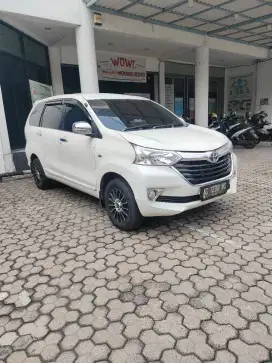 Dijual mobil bekas penuh perawatan