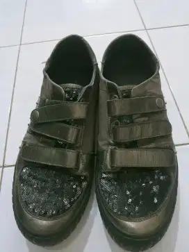 Jual cepat sepatu Pria LV