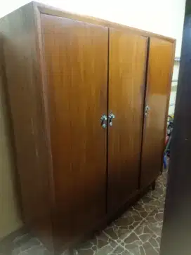 Bismillahirrahmanirrahim dijual almari pakaian jati jadul 3 pintu