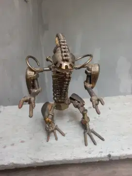 PAJANGAN ALIEN BESI