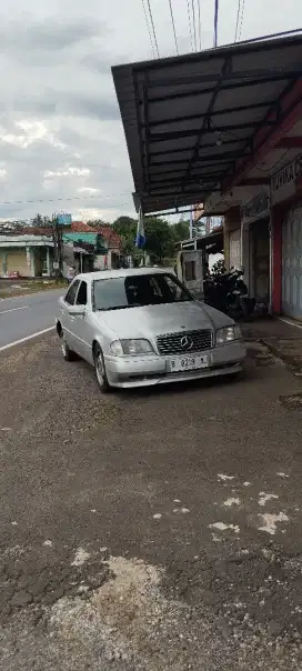 Mercedes-Benz  jual 20 jt nego