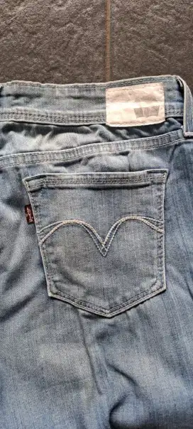 Levi Strauss wanita size 30 original
