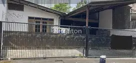 JUAL CEPAT RUMAH HITUNG TANAH SEMAMPIR TENGAH SELANGKAH DARI RAYA MERR