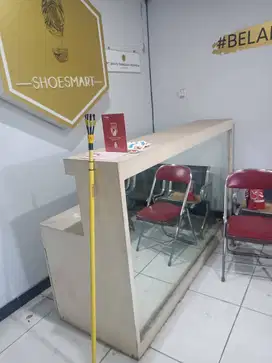 Meja resepsionis kaca