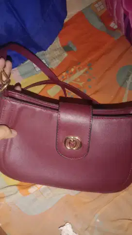 Tas selempang maroon