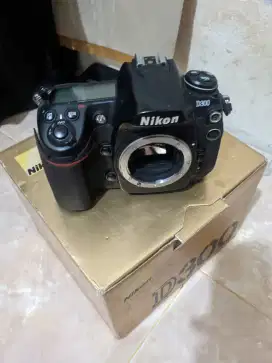 Kamera nikon d300 masih bagus fullset box nya tanpa Lensa juwal cepat