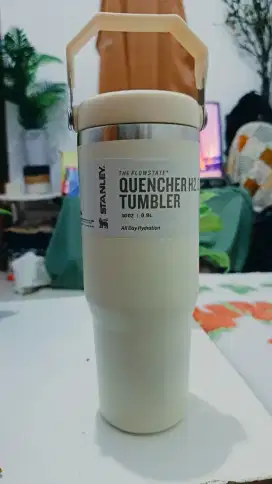 Tumbler tenteng  Stanley 900ml warna putih