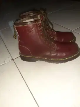 Sepatu kulit mek dr martins.