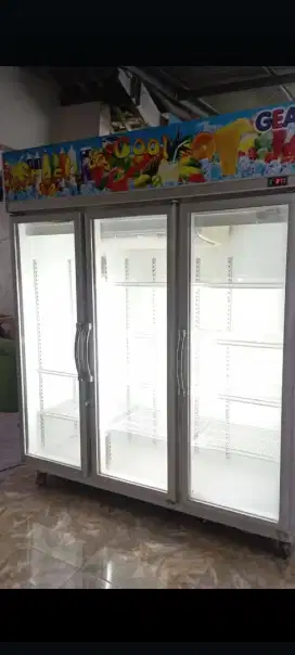 Showcase 3 pintu GEA