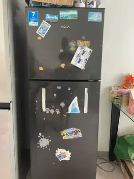 Kulkas murah 2 pintu merk Aqua
