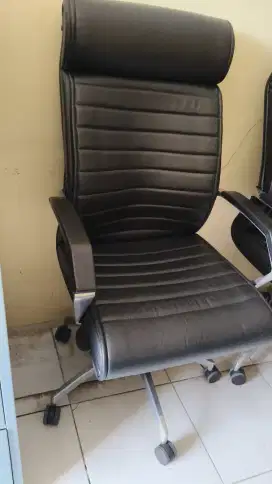 Kursi direktur merk lion