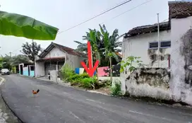 tanah kecil mangku jalan aspal kampung purwomartani