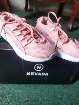 Sepatu anak warna pink