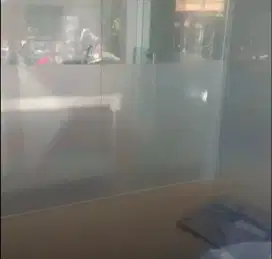 Stiker kaca berbagai gedung kantorpasang stiker sanblas atau kaca film