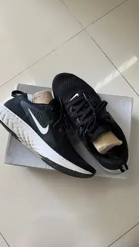 Nike Legend React