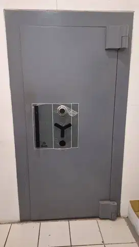 Dijual Pintu Khasanah Bank / Safe Vault Door merk Chubbsafes (second)