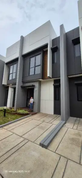 Disewakan rumah baru crown gading