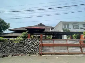 DIJUAL Rumah Classic ada KOLAM RENANG SHM DI Jakarta barat