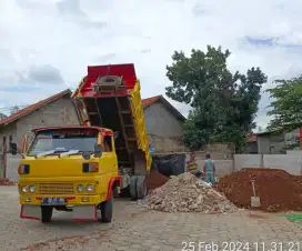 Mobil tanah puing dan sampah sedia urugan