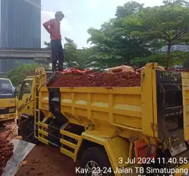Tanah urugan mobil angkut sampah