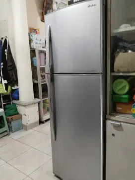 kulkas merk TOSHIBA..
