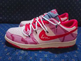 SB DUNK LOVE size 45 like new mulus tapak tebal empuk 385rb nett bisa