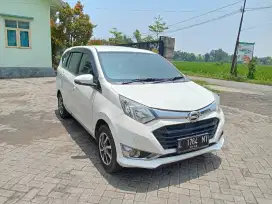 Sigra R Deluxe M/T Putih Tipe Tertinggi
