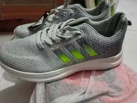 Adidas running size 42 like new mulus tapak tebal aja 250rb nett