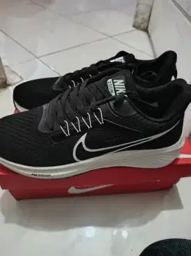 Nike zoom running size 42 like new mulus tapak tebal empuk 265rb nett