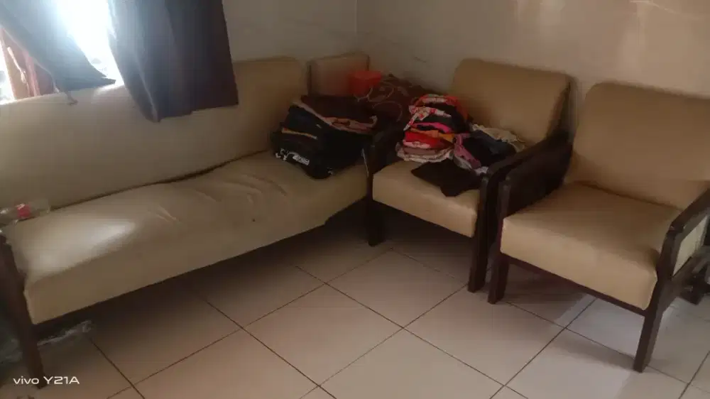 Kursi jati tua kokoh