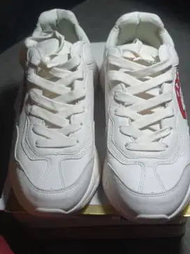 Sepatu Merek : GUCCI