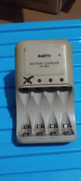 Sanyo Battery AA Charger NiMH 4 port (1 port error)
